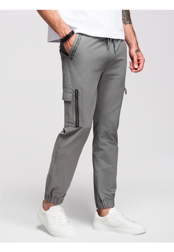 Ombre Clothing - Spodnie męskie joggery z kieszeniami cargo i printem – szare V4 - Rozmiar: XXL. Okazja: na co dzień. Kolor: szary. Materiał: materiał, tkanina, guma, elastan, bawełna, poliester. Wzór: nadruk. Styl: casual