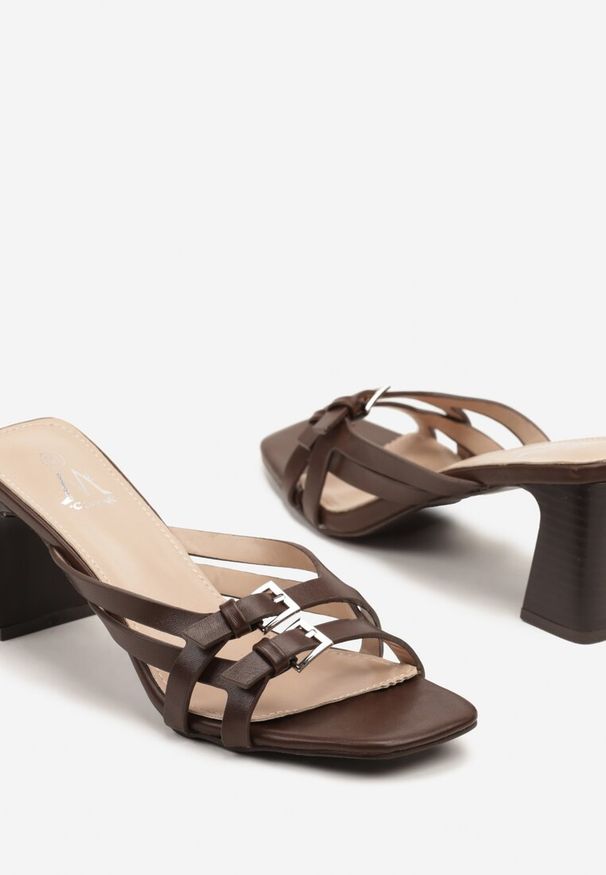 Born2be - Ciemnobrązowe Klapki na Obcasie z Ozdobnymi Paskami i Klamrami Velfia. Okazja: na co dzień. Kolor: brązowy. Materiał: jeans, jedwab. Wzór: nadruk, paski. Sezon: wiosna, lato. Obcas: na obcasie. Styl: casual. Wysokość obcasa: średni