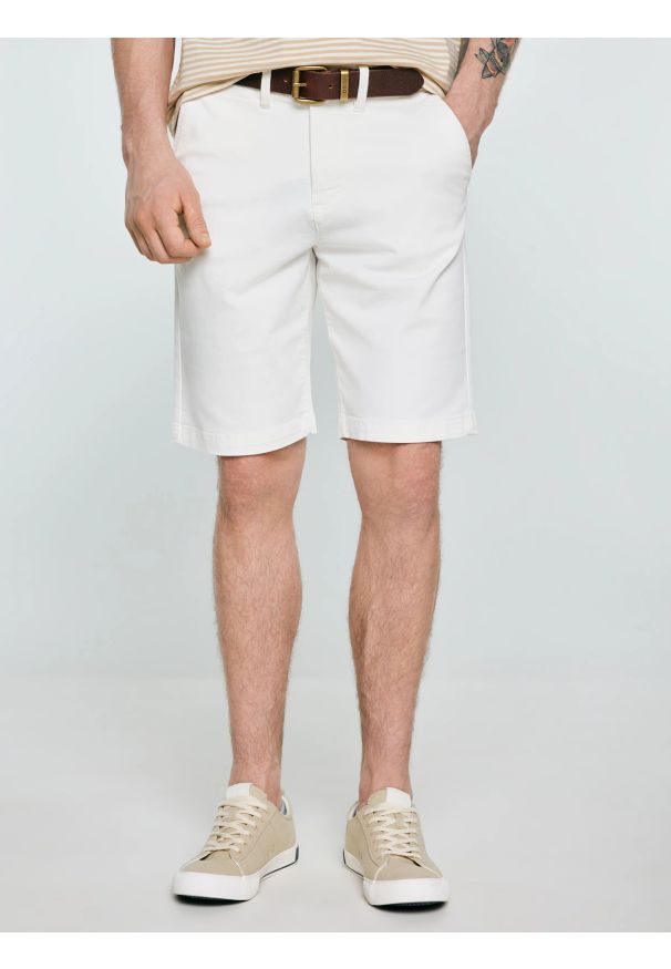 Big-Star - Szorty męskie chinosy białe Rosson 100. Okazja: na co dzień. Kolor: biały. Materiał: bawełna, elastan, tkanina. Sezon: lato. Styl: casual, klasyczny, elegancki