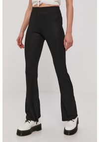 Pieces Spodnie damskie kolor czarny dzwony medium waist. Kolor: czarny. Materiał: materiał