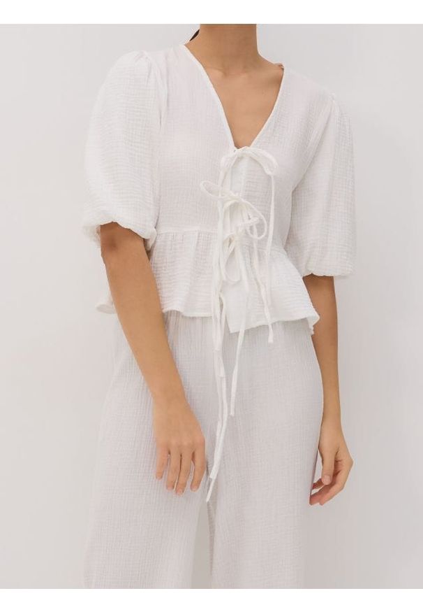 Reserved - Muślinowa bluzka z wiązaniem - biały. Kolor: biały. Materiał: bawełna