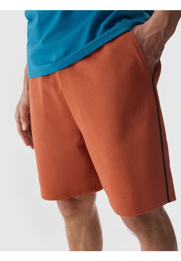 4f - 4F Spodenki dresowe męskie - brązowe XL. Kolor: brązowy. Materiał: dresówka. Długość: krótkie. Wzór: nadruk, ze splotem, gładki