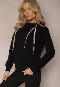 Renee - Czarna Bawełniana Bluza z Sznurkami i Kapturem Tyche. Typ kołnierza: kaptur. Kolor: czarny. Materiał: bawełna. Wzór: kolorowy #3