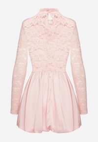 Born2be - Różowa Rozkloszowana Sukienka o Kroju Bombki z Koronką i Wycięciem Desarilla. Okazja: na co dzień. Typ kołnierza: kołnierzyk stójkowy. Kolor: różowy. Materiał: koronka. Długość rękawa: długi rękaw. Wzór: koronka. Typ sukienki: bombki. Styl: casual #3