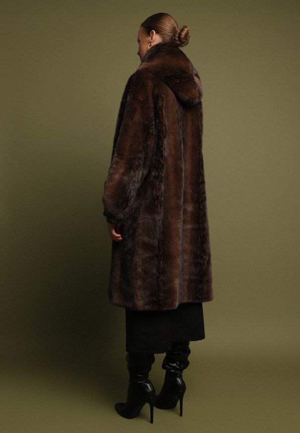 Born2be - Brązowy Elegancki Płaszcz Futerko z Kapturem i Ozdobnymi Guzikami Esilea. Okazja: na co dzień. Typ kołnierza: kaptur. Kolor: brązowy. Materiał: futro. Długość: długie. Wzór: aplikacja. Styl: elegancki