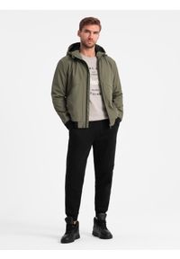 Ombre Clothing - Lekka kurtka męska z kapturem i siateczkową podszewką – oliwkowa V2 - Rozmiar: XL. Okazja: na co dzień. Typ kołnierza: kaptur. Kolor: oliwkowy. Materiał: tkanina, poliester, materiał. Wzór: aplikacja. Styl: casual