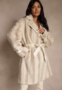 Renee - Jasnobeżowy Płaszcz Futerko z Paskiem z Imitacji Skóry i Klamrami przy Mankietach Charysha. Kolor: beżowy. Materiał: skóra, futro. Styl: elegancki #3