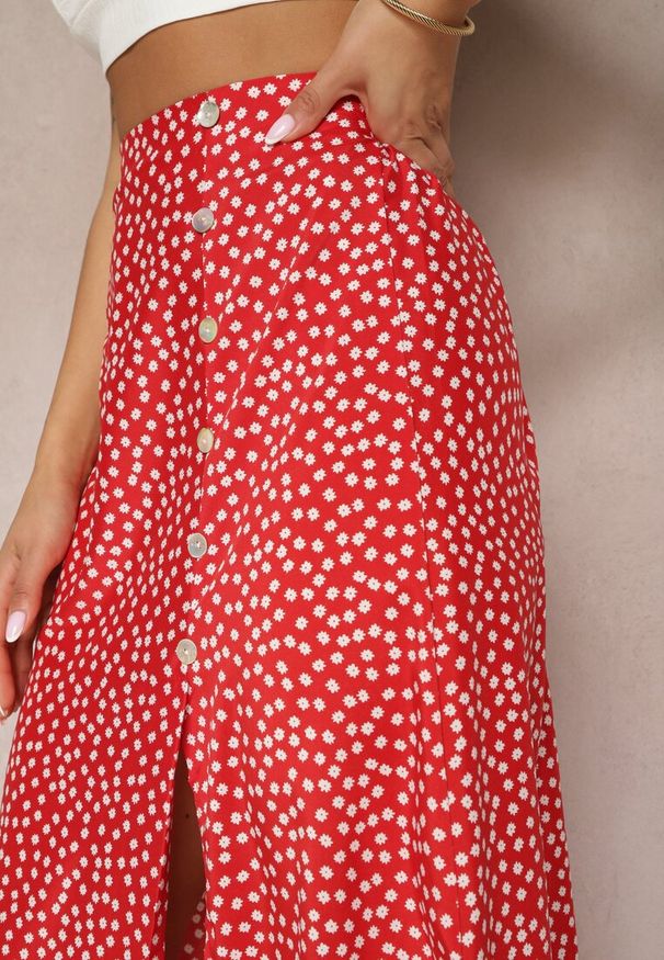 Renee - Czerwona Casualowa Spódnica Ozdobiona Guzikami i Wycięciem Fiada. Okazja: na co dzień. Kolor: czerwony. Wzór: aplikacja. Styl: casual