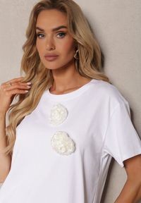 Renee - Biały Bawełniany T-shirt z Ozdobną Aplikacją Kwiatu Risabelle. Okazja: na co dzień. Kolor: biały. Materiał: bawełna. Wzór: aplikacja, kwiaty. Styl: casual, wizytowy, elegancki #2