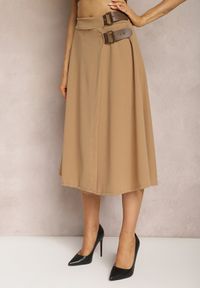 Renee - Beżowa Rozkloszowana Spódnica Midi z Gumką w Talii i Paskami z Imitacji Skóry Helemisia. Kolor: beżowy. Materiał: skóra. Wzór: paski, gładki #5