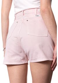 Wrangler - DAMSKIE SPODENKI WRANGLER RETRO BOY SHORT PRETTY PINK W244DM14C. Stan: podwyższony. Kolor: różowy. Styl: retro #2