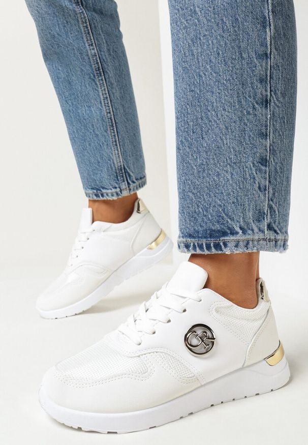 Born2be - Białe Sneakersy z Metalicznymi Wstawkami Essme. Okazja: na co dzień. Nosek buta: okrągły. Zapięcie: sznurówki. Kolor: biały. Materiał: materiał. Obcas: na obcasie. Wysokość obcasa: niski