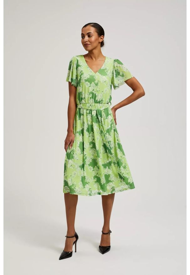 MOODO - Sukienka w kwiaty zielona. Kolor: zielony. Wzór: kwiaty