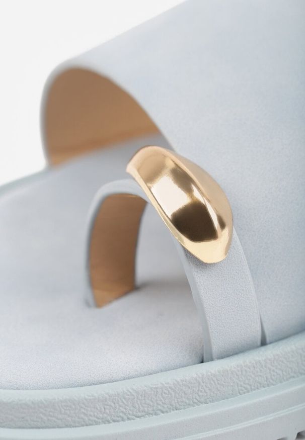 Renee - Niebieskie Klapki Japonki Ozdobione Aplikacją na Palcu Noevianna. Okazja: na co dzień, na spacer. Kolor: niebieski. Materiał: jeans. Wzór: aplikacja. Sezon: wiosna, lato. Styl: casual