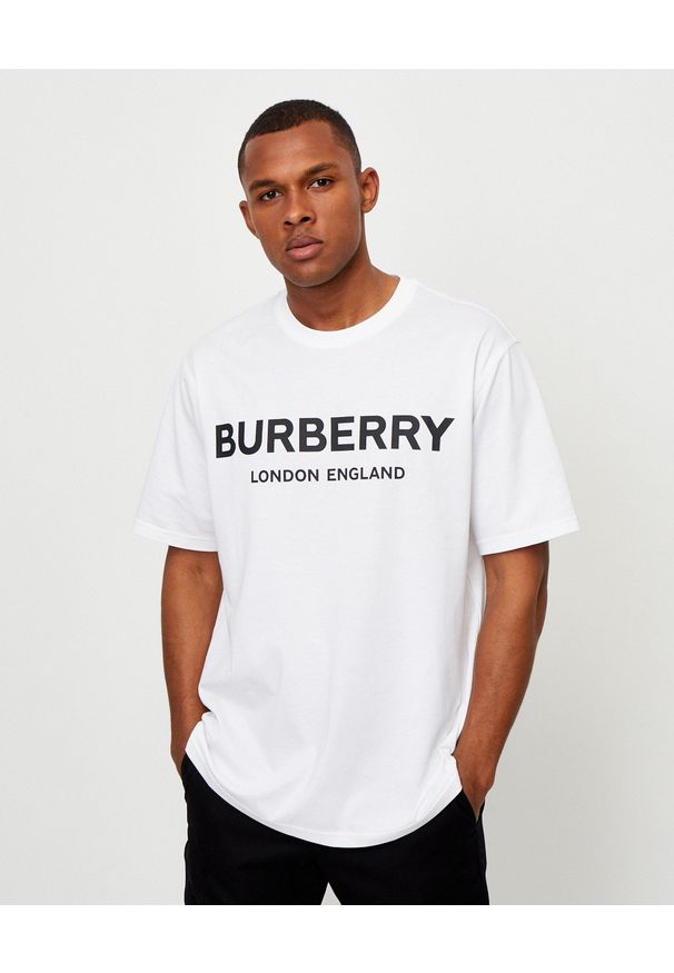 Burberry - BURBERRY - Biała koszulka z logo. Kolor: biały. Materiał: bawełna. Wzór: nadruk. Styl: klasyczny, elegancki