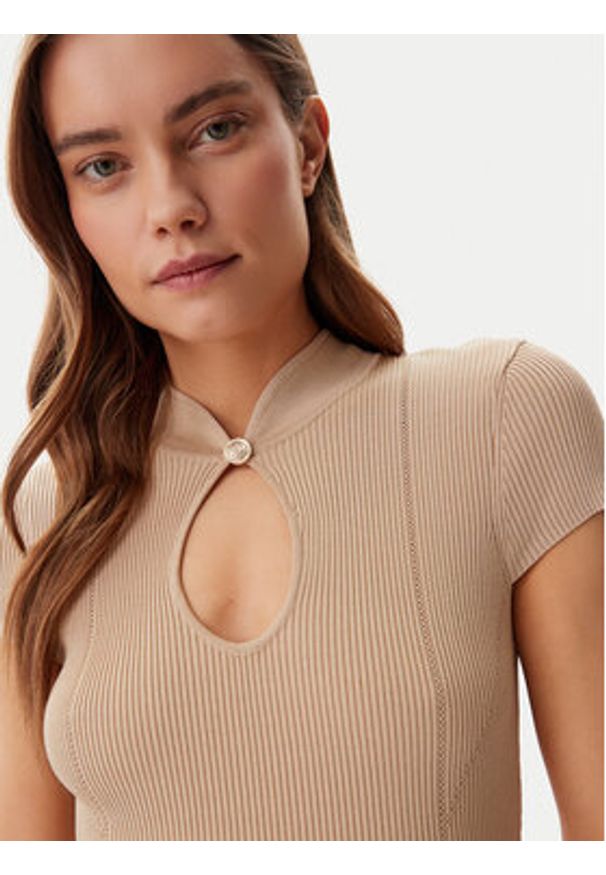 Guess Sukienka dzianinowa W5GK46 Z3L10 Brązowy Slim Fit. Kolor: brązowy. Materiał: wiskoza