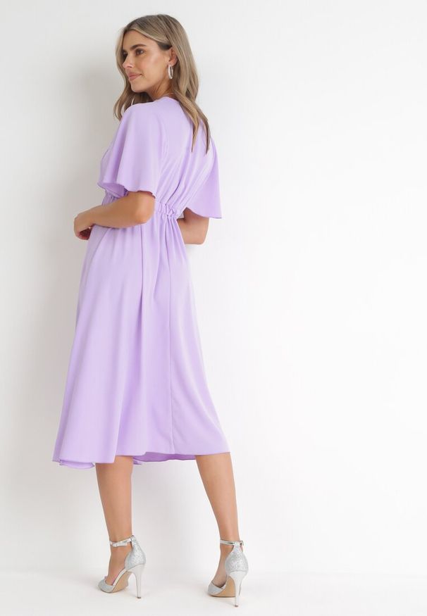 Born2be - Fioletowa Rozkloszowana Sukienka Midi z Kopertowym Dekoltem i Gumką w Talii Muntani. Kolor: fioletowy. Długość rękawa: krótki rękaw. Typ sukienki: kopertowe. Długość: midi