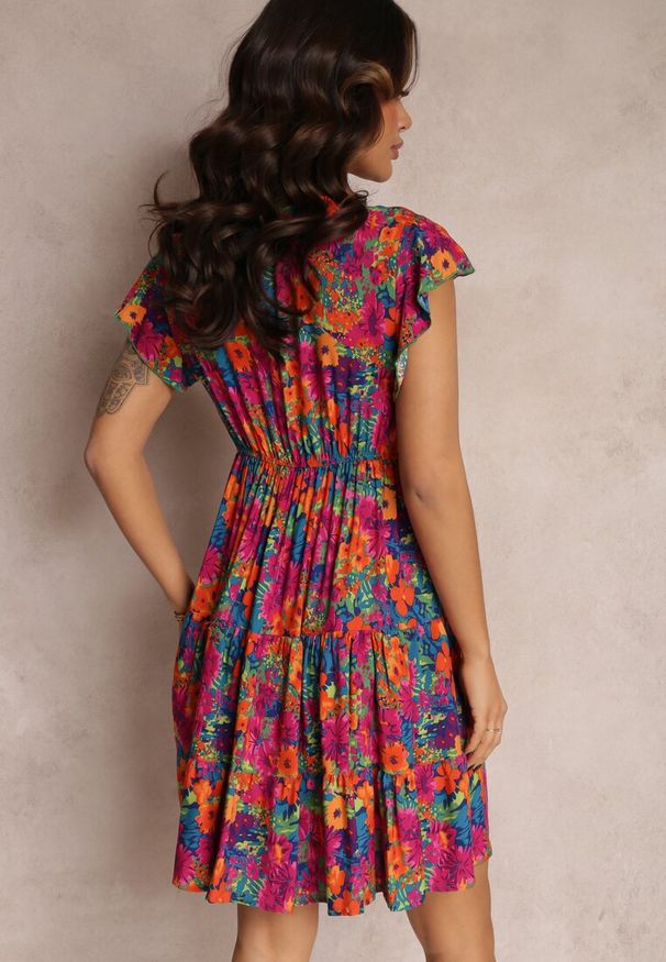 Renee - Fuksjowa Wiskozowa Sukienka Mini z Falbaną Linne. Okazja: na co dzień, na spacer, na imprezę. Typ kołnierza: dekolt w kształcie V. Kolor: różowy. Materiał: wiskoza. Sezon: lato. Typ sukienki: proste. Styl: casual. Długość: mini