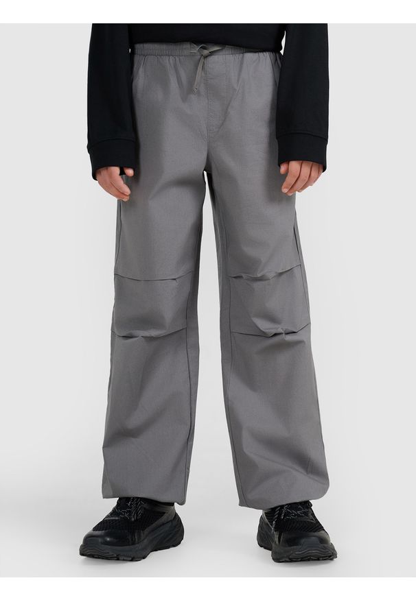 4f - 4F Spodnie dresowe joggery chłopięce - szare 158 (12-13 lat). Okazja: na spacer, na co dzień, na uczelnię. Kolor: szary. Materiał: dresówka. Długość: długie. Sezon: lato. Styl: casual