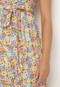 Born2be - Żółta Bawełniana Sukienka na Ramiączkach z Kopertowym Dekoltem i Asymetrycznym Rozcięciem Xiloa. Okazja: na co dzień. Typ kołnierza: dekolt kopertowy. Kolor: żółty. Materiał: bawełna. Długość rękawa: na ramiączkach. Wzór: aplikacja. Typ sukienki: asymetryczne, kopertowe. Styl: casual #4