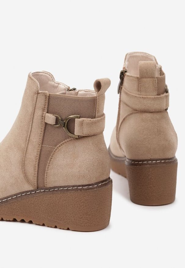 Born2be - Beżowe Botki na Koturnie w Stylu Sztybletów z Metaliczną Ozdobą Savanesse. Okazja: na co dzień. Kolor: beżowy. Materiał: jeans. Wzór: aplikacja. Obcas: na koturnie. Styl: casual