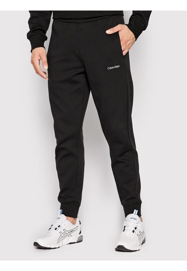Calvin Klein Spodnie dresowe Micro Logo K10K109940 Czarny Relaxed Fit. Kolor: czarny. Materiał: dresówka, syntetyk