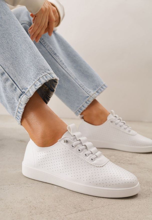 Born2be - Białe Wsuwane Tenisówki z Perforacją i Podeszwą z Bieżnikiem Illanya. Okazja: na co dzień. Zapięcie: bez zapięcia. Kolor: biały. Materiał: jeans. Szerokość cholewki: normalna. Styl: casual, klasyczny