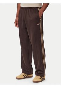Adidas - adidas Spodnie dresowe adicolor Spacer KS7432 Brązowy ciemny Baggy Fit. Kolor: brązowy. Materiał: bawełna. Sport: turystyka piesza #1