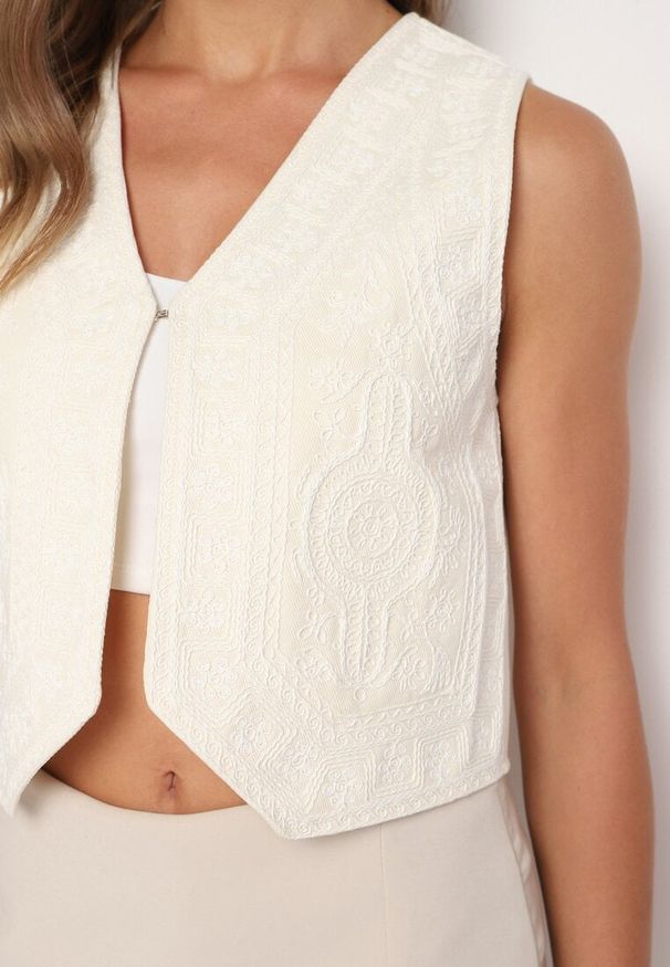 Born2be - Jasnobeżowa Bawełniana Kamizelka Ozdobiona Haftem Nestalina. Okazja: na co dzień. Kolor: beżowy. Materiał: bawełna. Wzór: aplikacja, haft. Styl: klasyczny, casual