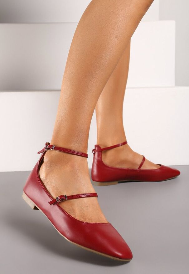Born2be - Bordowo-Czerwone Płaskie Balerinki z Ekoskóry z Dwiema Sprzączkami Quralia. Okazja: na spotkanie biznesowe, na co dzień. Zapięcie: sprzączka. Kolor: czerwony. Materiał: jeans. Wzór: aplikacja. Sezon: wiosna, lato. Styl: casual, klasyczny, biznesowy