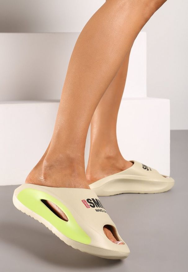 Born2be - Ciemnobeżowe Płaskie Klapki z Lekkiej Pianki i Ozdobnym Napisem Tesolen. Okazja: na plażę, do domu. Nosek buta: otwarty. Kolor: beżowy. Materiał: dresówka. Wzór: napisy. Sezon: wiosna, lato. Obcas: na obcasie. Wysokość obcasa: niski