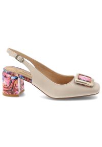 Czółenka damskie S.Barski, slingback ze skóry naturalnej z efektownym, kolorowym obcasem i ozdobną klamrą z regulowanym paskiem, beżowe, LZ61-2018. Zapięcie: klamry. Kolor: beżowy. Materiał: skóra. Wzór: kolorowy. Obcas: na obcasie. Wysokość obcasa: średni #5