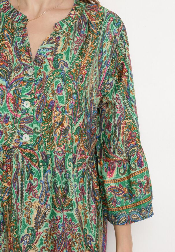 Born2be - Zielona Sukienka o Rozkloszowanym Kroju z Falbaną z Guzikami Przy Dekolcie Hiranta. Kolor: zielony. Styl: boho, elegancki