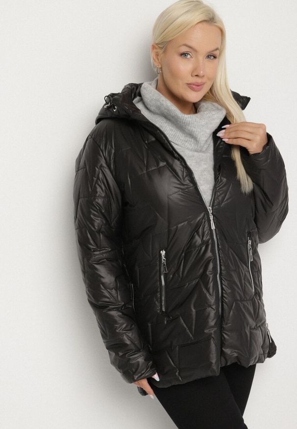 Born2be - Czarna Pikowana Kurtka z Kapturem w Klasycznym Stylu Mallissa. Okazja: na spacer. Typ kołnierza: kaptur. Kolekcja: plus size. Kolor: czarny. Materiał: jeans. Wzór: aplikacja. Styl: klasyczny