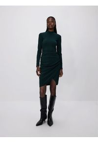 Reserved - Błyszcząca sukienka z drapowaniem - morski. Kolor: morski. Materiał: dzianina