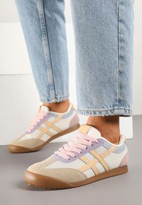 Renee - Beżowo-Różowe Sneakersy Typu Klasyczne Tenisówki Isnnoria. Okazja: na co dzień. Kolor: beżowy. Materiał: jeans #5