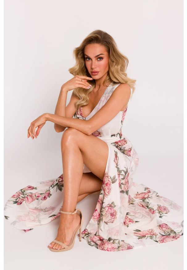 MOE - Długa sukienka szyfonowa w kwiaty z rozcięciem na nodze ecru. Okazja: na ślub cywilny, na wesele, na imprezę. Materiał: szyfon. Wzór: kwiaty. Sezon: lato. Długość: maxi