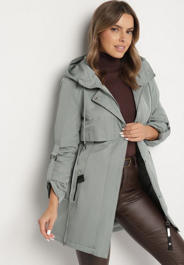 Born2be - Zielona Klasyczna Kurtka Parka z Kapturem i Ściągaczem w Talii Tulasira. Okazja: na co dzień. Typ kołnierza: kaptur. Kolor: zielony. Materiał: jeans. Styl: klasyczny