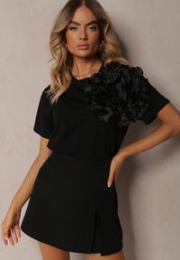 Renee - Czarny Bawełniany T-shirt z Krótkim Rękawem i Ozdobnym Kwiatem Krissas. Okazja: do pracy, na spotkanie biznesowe, na co dzień. Kolor: czarny. Materiał: bawełna. Długość rękawa: krótki rękaw. Długość: krótkie. Wzór: kwiaty. Styl: casual, elegancki, biznesowy