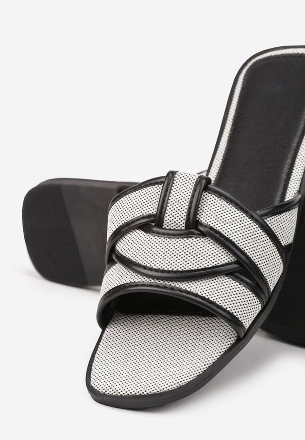 Renee - Czarno-Białe Klapki z Ozdobnymi Paskami Silferia. Okazja: na co dzień. Kolor: czarny. Materiał: jeans. Wzór: paski. Sezon: lato. Obcas: na obcasie. Styl: casual. Wysokość obcasa: niski
