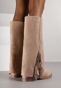 Renee - Ciemnobeżowe Kozaki Ozdobione Frędzlami i Wywiniętą Cholewką Reilevia. Okazja: na imprezę, na co dzień. Kolor: beżowy. Materiał: jeans. Szerokość cholewki: normalna. Wzór: aplikacja. Styl: street, casual, elegancki #4