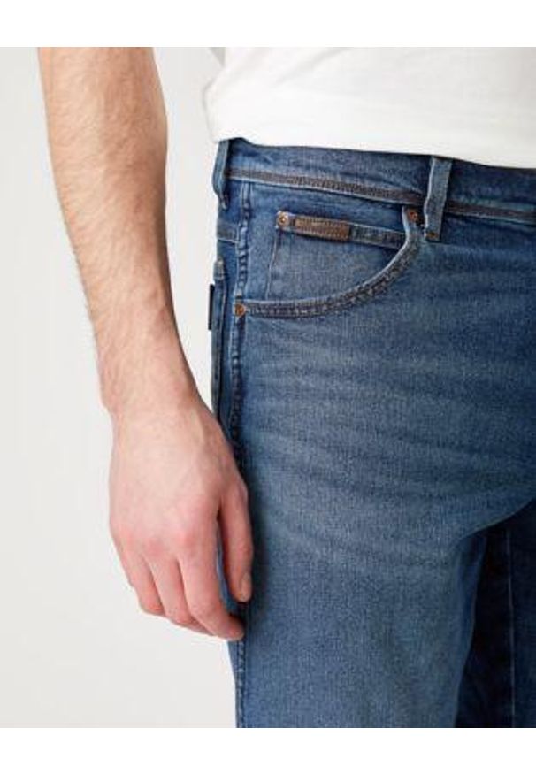 Wrangler - MĘSKIE SPODNIE JEANSOWE WRANGLER TEXAS SLIM THE GURU W12SU551H 112141159