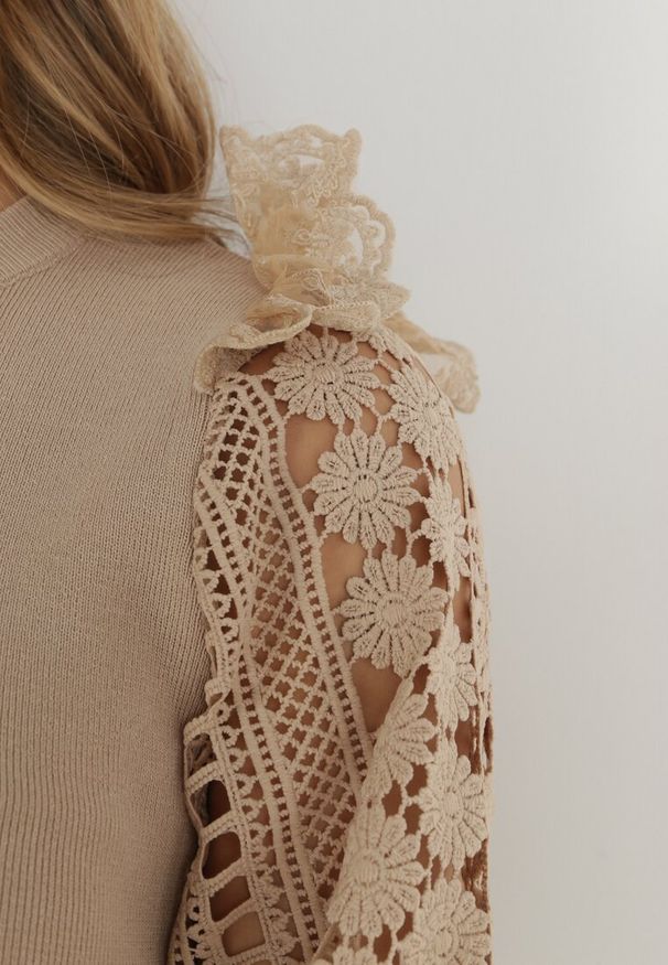 Born2be - Beżowy Sweter Elastyczny z Ażurowymi Rękawami Maonra. Kolor: beżowy. Materiał: koronka, dzianina, tiul. Wzór: ażurowy