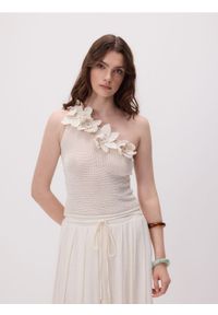 Reserved - Top z kwiatową aplikacją - kremowy. Kolor: kremowy. Materiał: dzianina, bawełna. Wzór: kwiaty, aplikacja #1