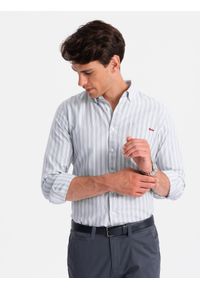 Ombre Clothing - Koszula męska REGULAR FIT w białe paski z kieszonką – szara V1. Okazja: do pracy. Typ kołnierza: button down. Kolor: szary. Materiał: materiał, bawełna. Wzór: paski. Styl: klasyczny, elegancki