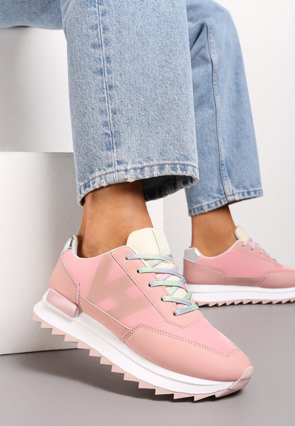 Renee - Różowe Sneakersy z Ozdobnym Protektorem na Podeszwie i Metaliczną Wstawką Melisina. Zapięcie: sznurówki. Kolor: różowy. Obcas: na obcasie. Wysokość obcasa: niski