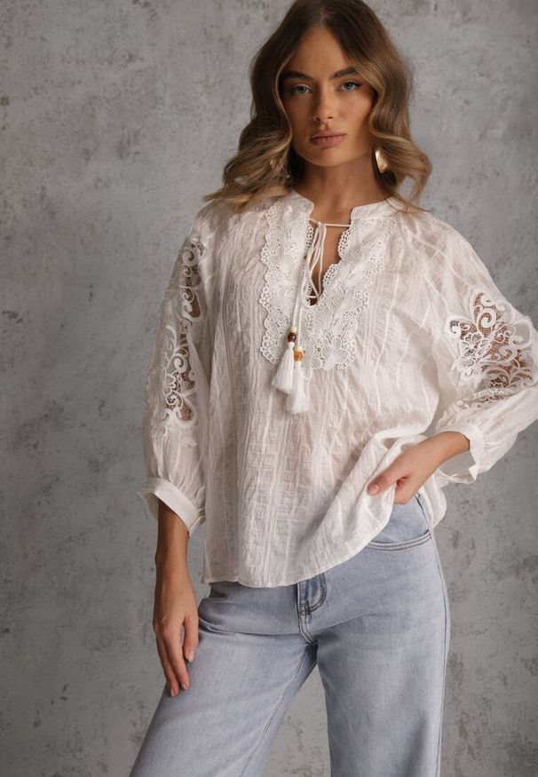 Renee - Biała Wiązana Bluzka w Stylu Boho z Tencelu z Koralikami i Koronką Helotis. Okazja: na co dzień. Kolor: biały. Materiał: koronka. Wzór: koronka. Styl: boho