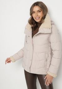 Born2be - Ciemnobeżowa Pikowana Kurtka z Kapturem i Kołnierzem z Futerkiem Typu Baranek Olandia. Okazja: na spacer, na co dzień. Typ kołnierza: kaptur. Kolor: beżowy. Materiał: futro. Styl: casual, sportowy #2
