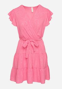 Born2be - Fuksjowa Kopertowa Sukienka Ozdobiona Falbanami i Paskiem Liliessa. Okazja: na co dzień. Typ kołnierza: dekolt w kształcie V. Kolor: różowy. Wzór: aplikacja. Typ sukienki: kopertowe. Styl: klasyczny, casual, elegancki #6