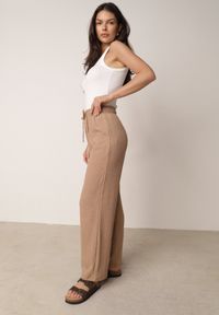 Born2be - Beżowe Szerokie Spodnie z Teksturalnej Tkaniny z Wiązaniem w Pasie Agatia. Okazja: do pracy, na co dzień, na spacer. Stan: podwyższony. Kolor: beżowy. Materiał: tkanina. Długość: długie. Styl: wakacyjny, casual #2